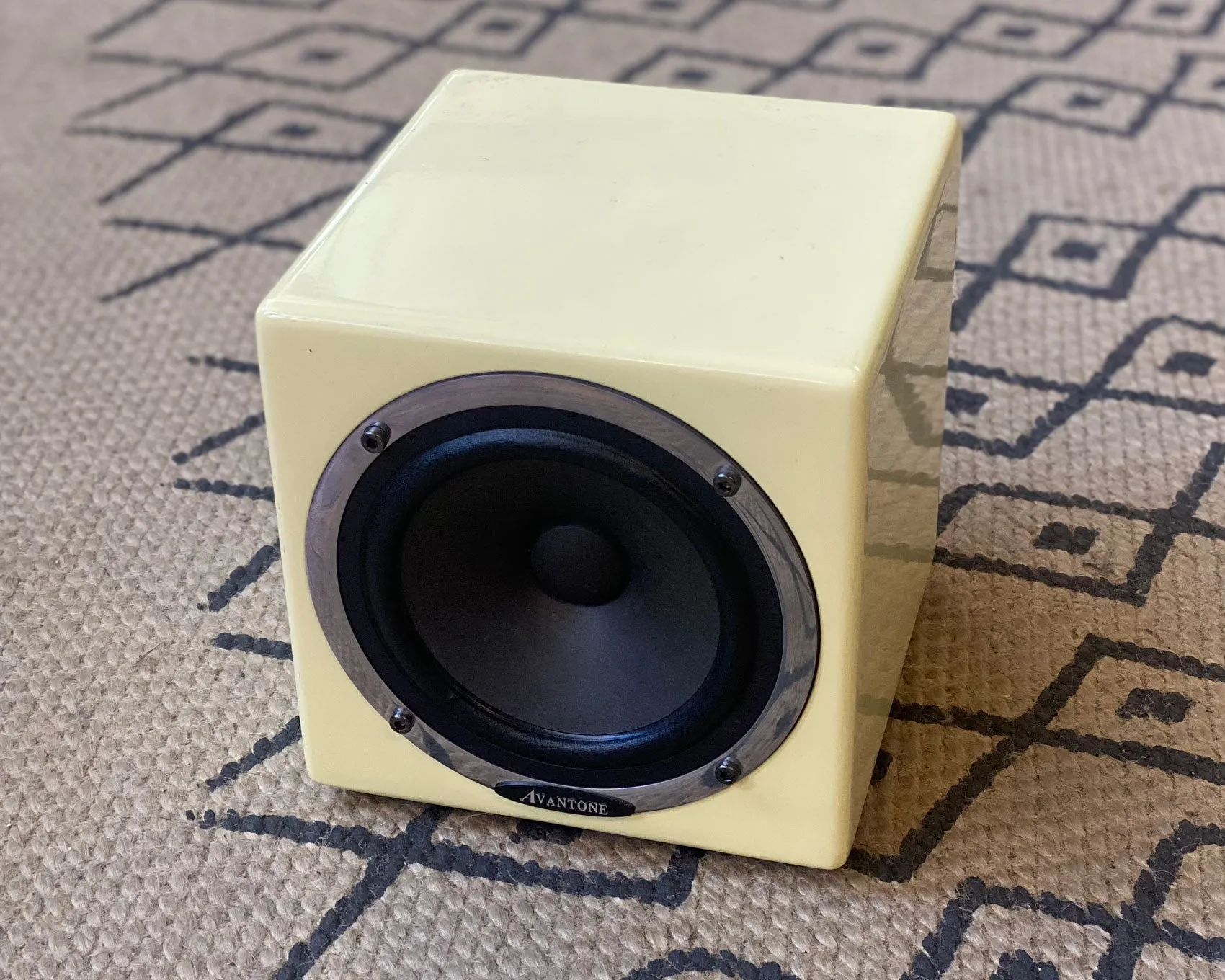 Avantone MixCube Active