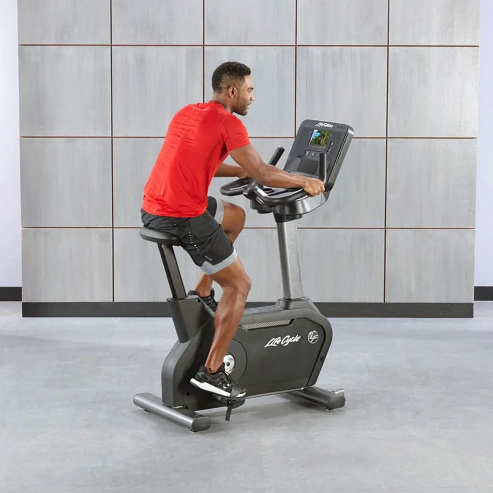Life Fitness Club Series  Plus Upright Cycle
